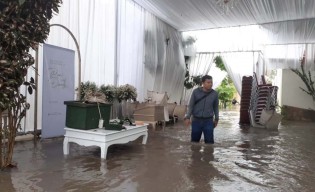 Akad Nikah Warga Probolinggo Digelar dalam Kepungan Banjir