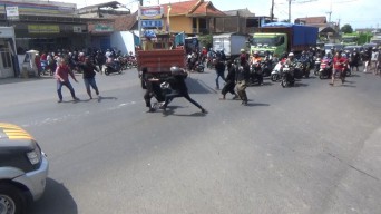 Rombongan Perguruan Silat Berulah di Jalan Raya Mojoagung Jombang