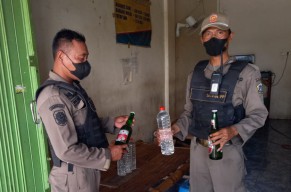 Satpol PP Razia Pesta Miras di Gresik, Pramusaji dan Pemilik Warung Diamankan