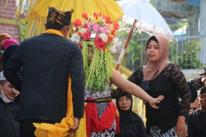 Wisatawan Antusias Saksikan Ritual Adat Tari Seblang Olehsari Banyuwangi
