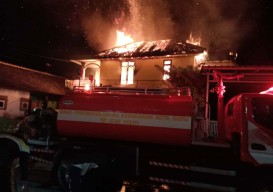 Rumah Dua Lantai di Gintung, Kota Batu Hangus Terbakar