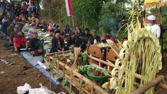 Warga Tulungagung Larung Aneka Ragam Hasil Bumi di Sungai Brantas