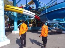 Belasan Orang Dilaporkan Jatuh dari Seluncuran Kolam Renang KenPark Surabaya