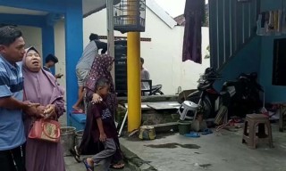 Tangis Warga di Benowo, Surabaya Pecah Sambut Jenazah Korban Kecelakaan Bus