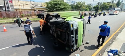 Truk Kaleng Susu Terguling di Karanglo, Jalur Malang-Pasuruan Macet 3 Kilometer