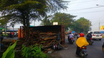 Truk Bermuatan Besi Tua Terguling di Pertigaan Klagen Sidoarjo