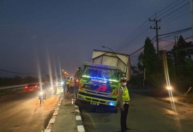 Waspada! Jalan Raya Provinsi di Deket, Lamongan Tertutup Truk Tronton Rusak
