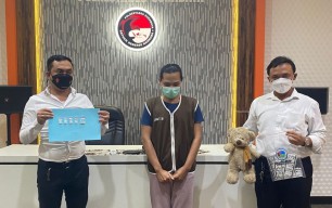 Nyambi Edarkan Narkoba, Waria Dancer Klab Malam di Surabaya Diringkus Polisi