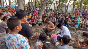 Foto: Korban Kecelakaan Bus Dimakamkan di Benowo, Surabaya