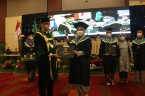 Gelar Wisuda Offline Pertama, UHW Perbanas Kukuhkan 566 Wisudawan