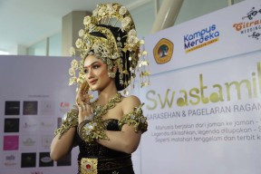 Momen Para Dewi Legenda Indonesia Adu Kecantikan di Untag Surabaya