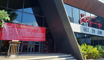 Puluhan Orang Pasang Banner Tuntutan di Pintu Holywings Basra Surabaya