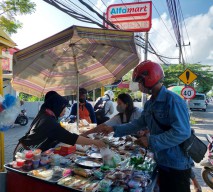 Laris Manis Setelah Berjualan di Depan Alfamart