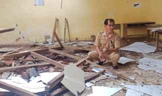 Tak Tersentuh Perbaikan Sejak 1998, Atap Kelas SD di Ponorogo Ambruk
