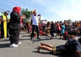 Sugiri Sancoko Menari Bujang Ganong Bareng 600 Siswa SD di Ponorogo