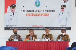 Fokus Tuntaskan PMK, Bupati Sugiri Ngantor di Kecamatan Pudak