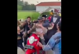 Viral Cakades Sebar Uang di Jalan Usai Terpilih, Begini Tanggapan DPMD Lamongan