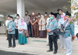 Bupati Jombang Mundjidah Wahab Lepas Keberangkatan CJH ke Tanah Suci