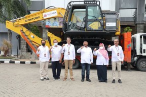 Bank Jatim Serahkan Bantuan Ekskavator untuk Pemerintah Kabupaten Gresik