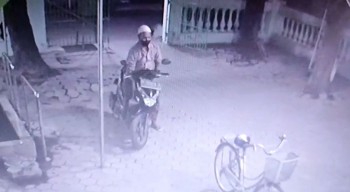 Pencuri Motor Beraksi di Masjid Bangil Pasuruan, Aksinya Terekam CCTV
