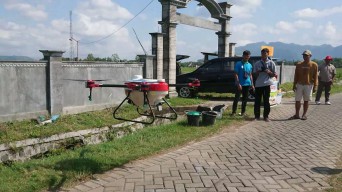 Keren! Petani Tulungagung Gunakan Drone untuk Semprot Obat dan Pupuk di Sawah