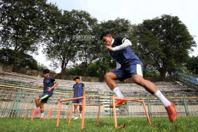 FOTO: Skuat Gresik United Digembleng Latihan Fisik