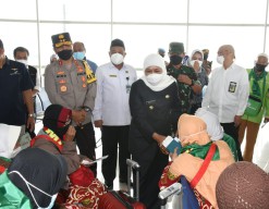 Khofifah Ajak Jemaah Haji Gunakan Aplikasi Telejemaah Selama di Tanah Suci