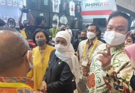 Gubernur Khofifah Buka Pameran Surabaya Printing Expo 2022 di Grand City