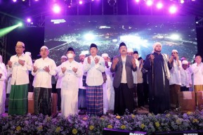 Gus Ipul Terharu Ribuan Orang Selawatan di Stadion Kota Pasuruan