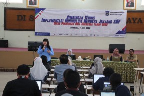 Momen Herlina saat Memacu Guru-guru Menerapkan Kurikulum Merdeka di Surabaya