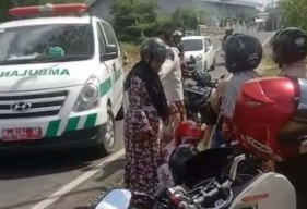 Heboh Ibu Muda di Sampang Mendadak Melahirkan di Tepi Jalan