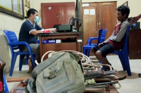 Sibuk Potongi Kabel Curian, Pria ini Melongo saat Dikepung Polisi dan Warga