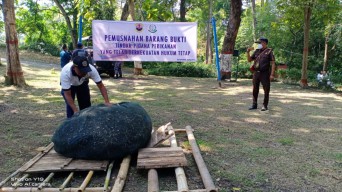 Enam Jaring Cantrang yang Disita dari Kejahatan Laut Dimusnahkan di Bangkalan