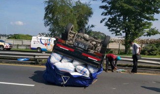 Oleng Tabrak Pembatas Jalan, Mobil Pikap Terguling di Tol Sidoarjo