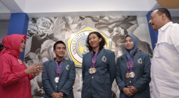 Tiga Atlet Selam Peraih Emas Sea Games dapat Beasiswa Kuliah di Unitomo