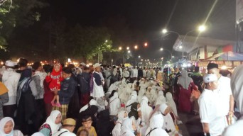 Lautan Manusia Selawatan Bareng Habib Syech di Kota Pasuruan