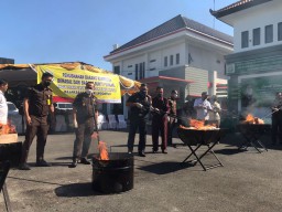 Kejari Sidoarjo Musnahkan Barang Bukti Hasil Sitaan dari 643 Perkara