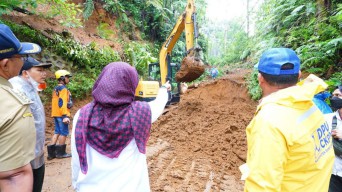 Erek-Erek Ijen Longsor, Bupati Ipuk Semangati Tim Bersihkan Material