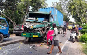 Dua Remaja di Gresik Tewas Usai Motornya Tergencet Truk