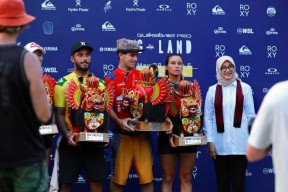 Juarai WSL G-Land 2022, Jack Robinson Naik Podium Pakai Udeng Osing