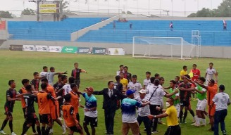Laga Sepak Bola Jember Vs Kota Malang Ricuh, Tiga Pemain Dikartu Merah