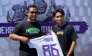 Bonek Jombang Menangkan Lelang Jersey Pemain Persik Kediri