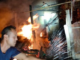 Rumah Terbakar Saat Tidur, Nenek di Kediri Nyaris Terpanggang