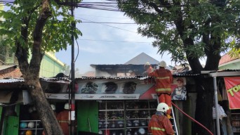 Gegara Anak Main Korek Api, Toko Helm di Surabaya Terbakar