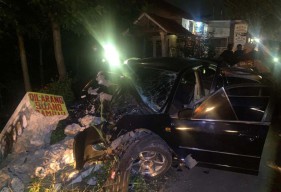 Mobil Sedan Seruduk Beton Pembatas Jembatan di Madiun, Tiga Orang Tewas