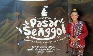Penari Indonesia Kenalkan Pakaian Khas Kabupaten Kediri di Turki