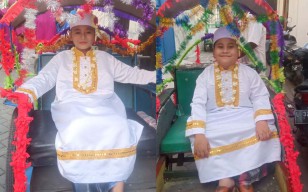 Foto: Semringah Anak-anak Yatim di Surabaya saat Diarak Sebelum Khitan Massal