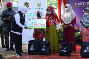 Baksos Pemprov Jatim, Salurkan Zakat Produktif hingga Bedah Rumah di Sumenep