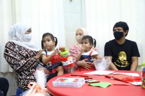 Khofifah Lepas Kepulangan Kembar Siam Annaya dan Innaya ke Lombok Timur