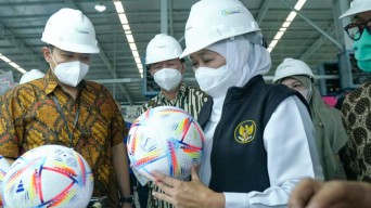 Bola Buatan Madiun Dipakai di Piala Dunia, Khofifah: Semoga Timnas Bisa Berlaga